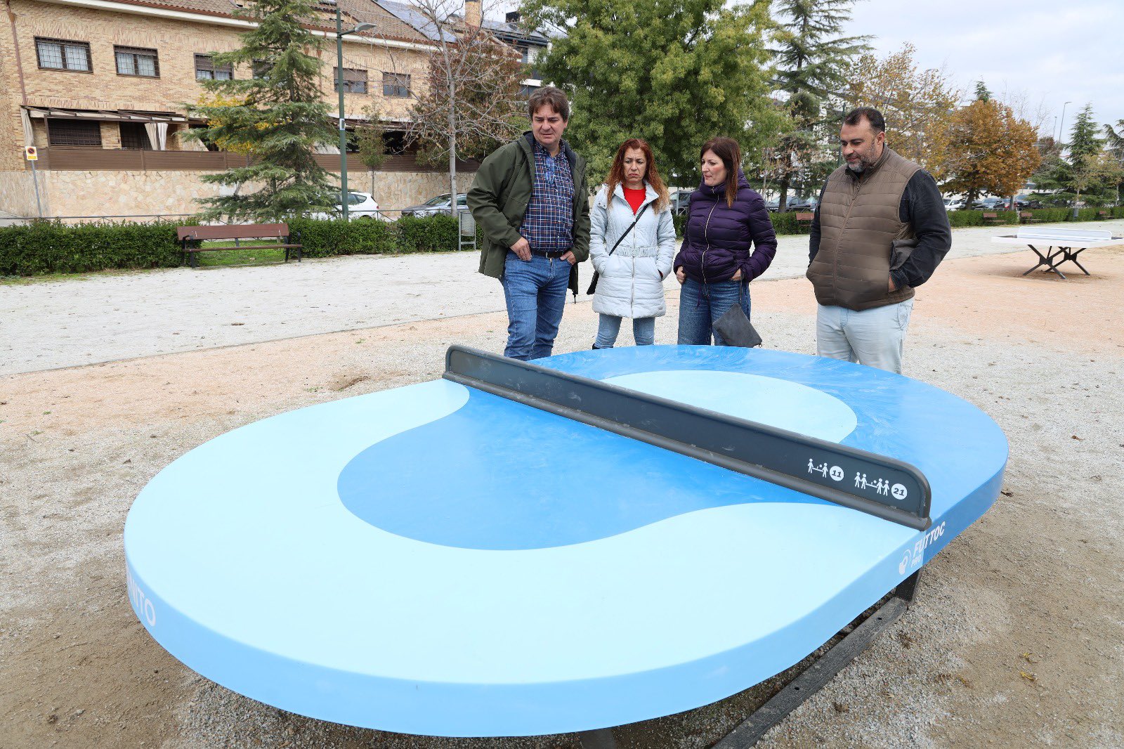 El alcalde observa una mesa de futtoc instalada en el parque de La Salud