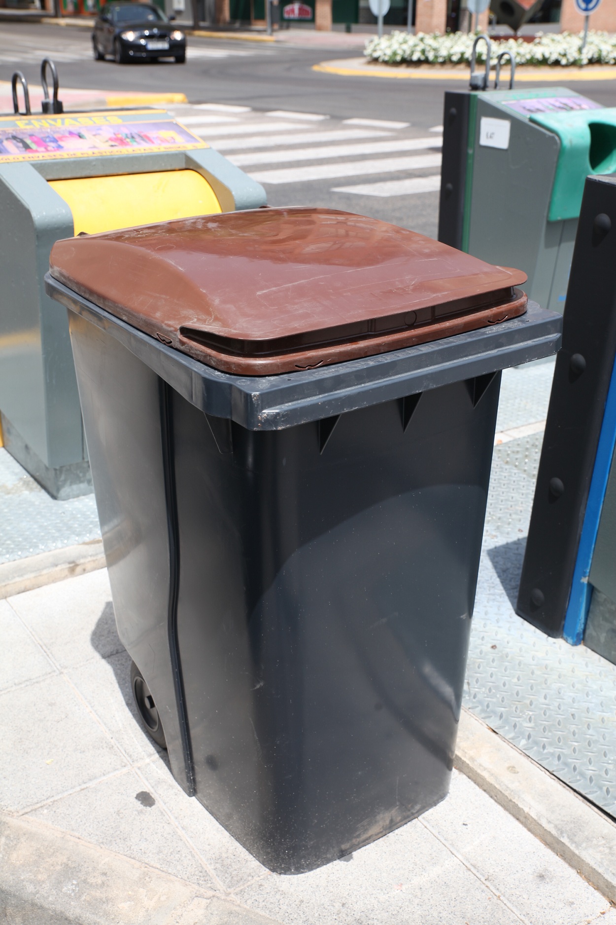 Contenedor marrón para orgánicos