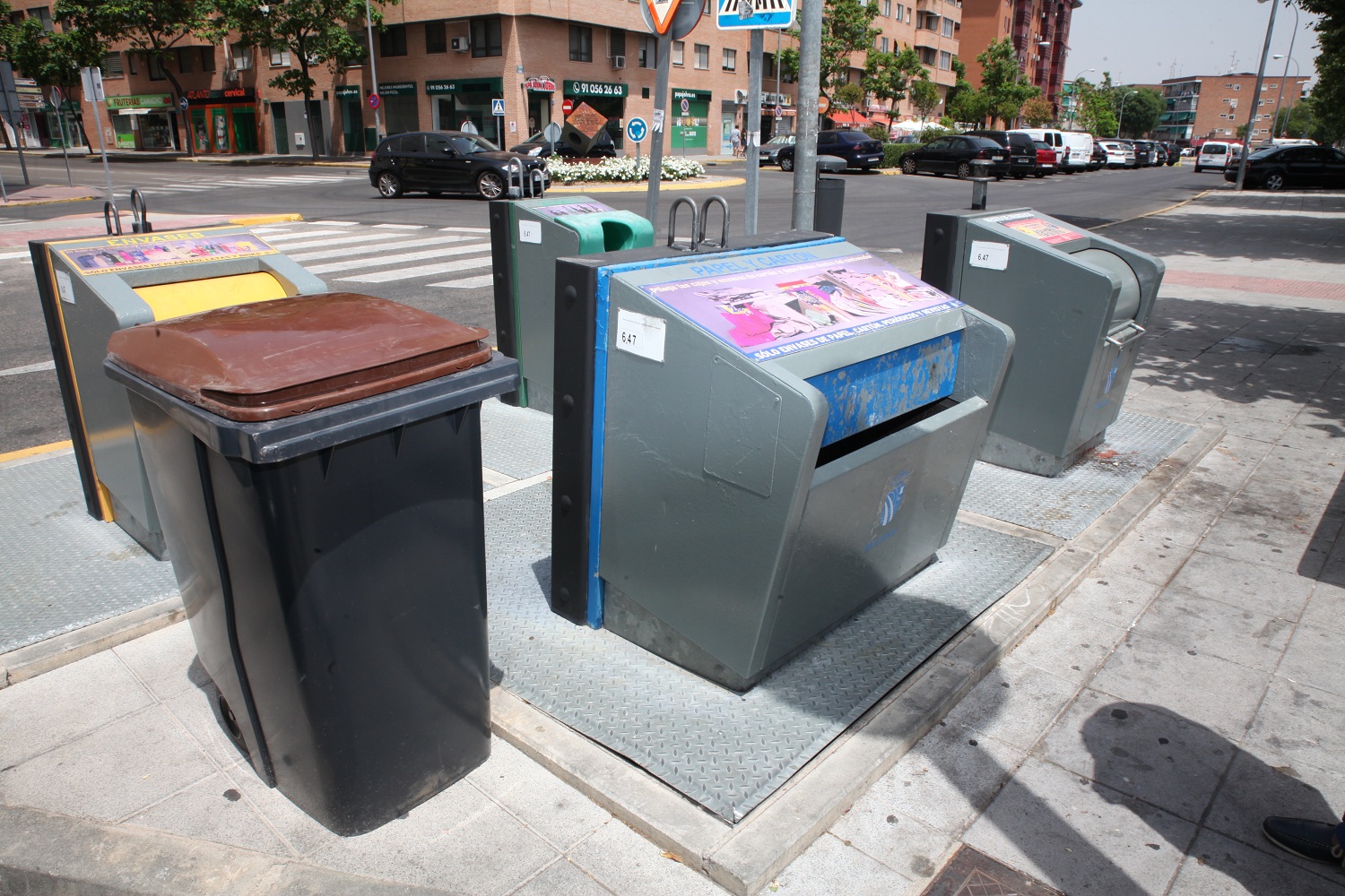 Contenedor marrón en isla ecológica