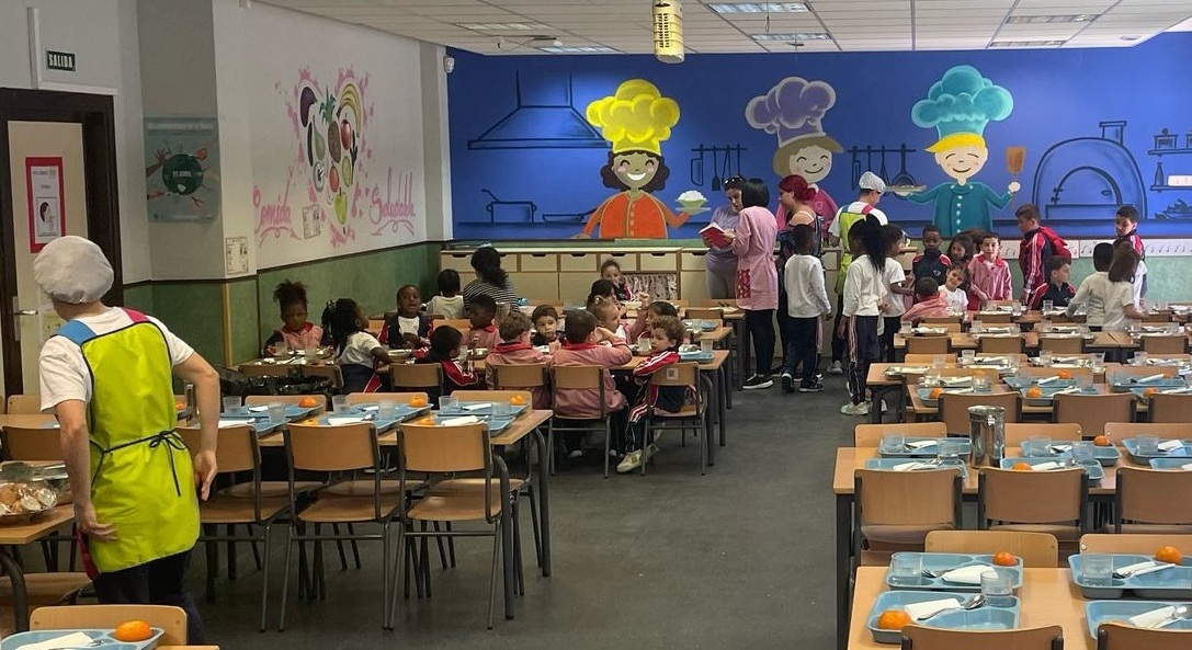 Escolares en un comedor 