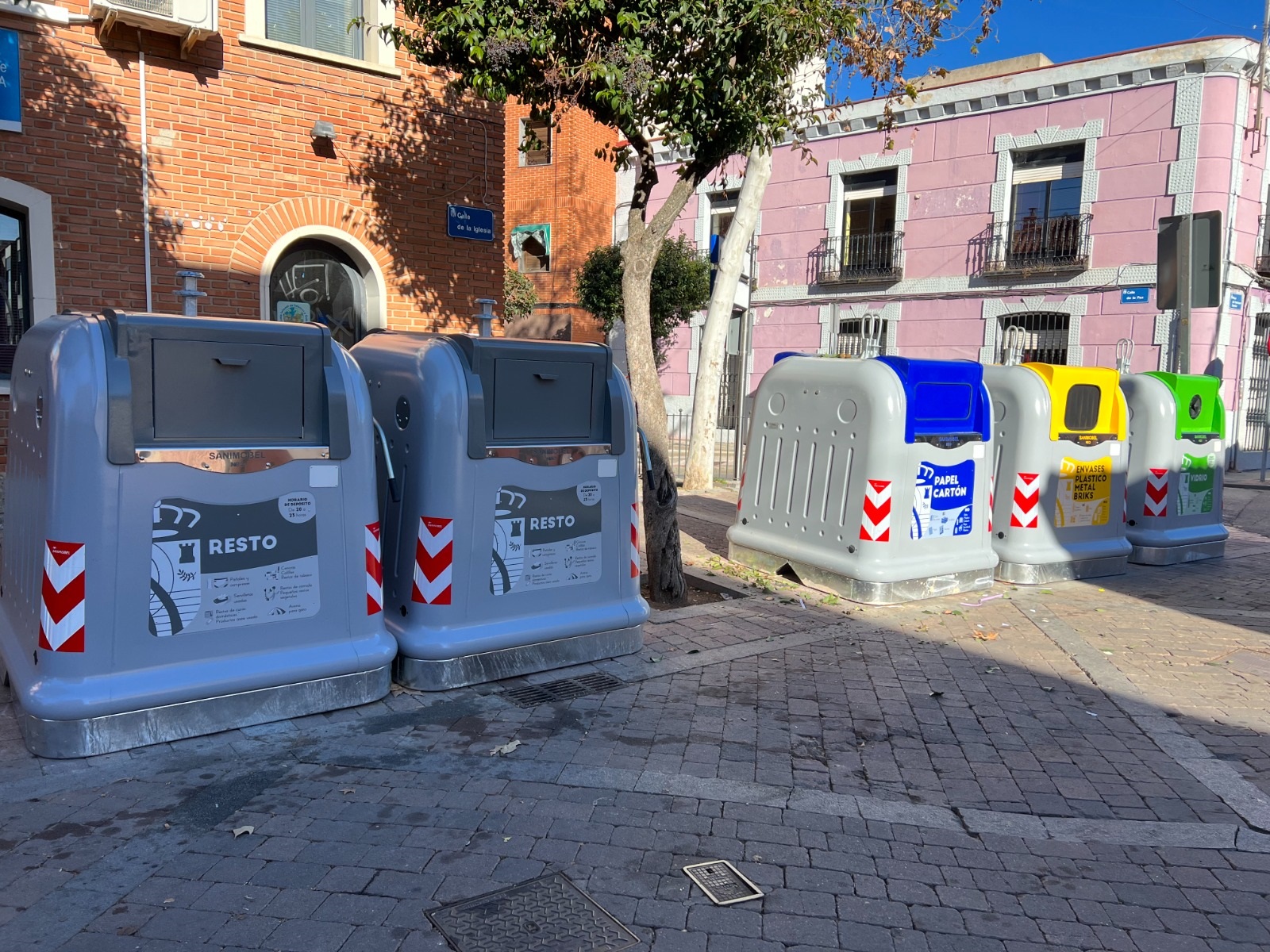 Nuevos contenedores en superficie en la plaza de España