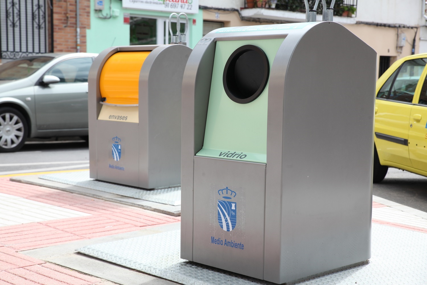 Contenedores soterrados de vidrio y envases