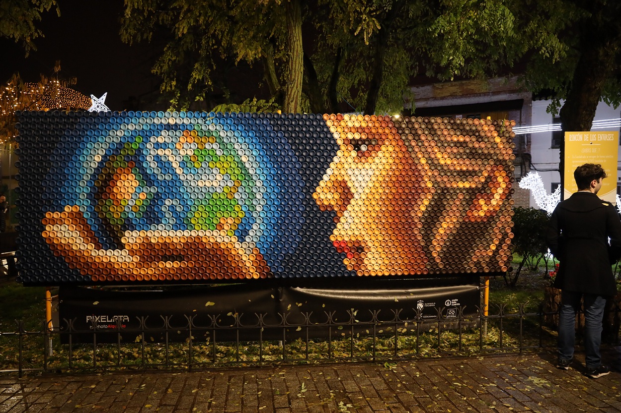 El Rincón incluye un mural realizado con 3.000 latas de refrescos recicladas