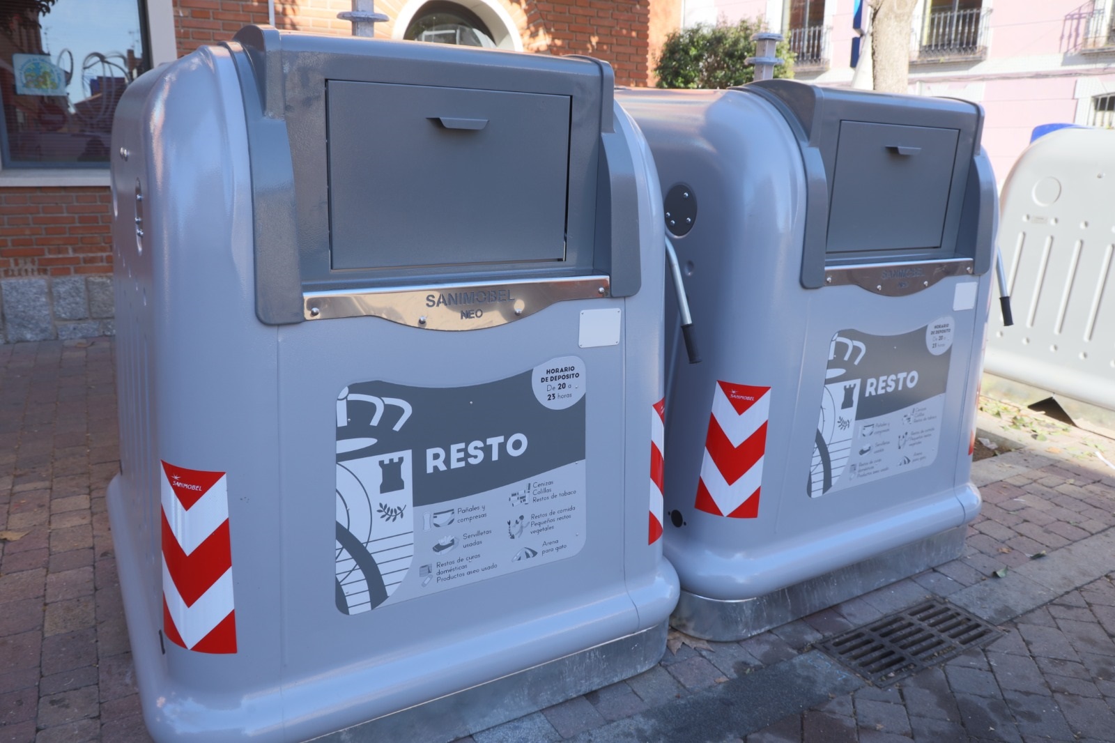 Nuevos contenedores en superficie en la plaza de España