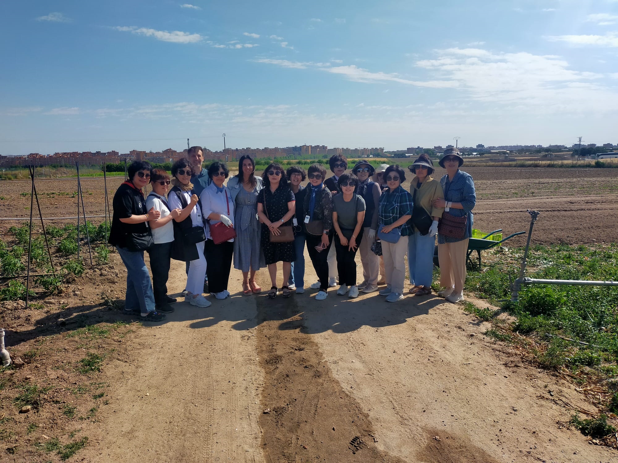 Un grupo de coreanas visitan el parque agrario 07062024
