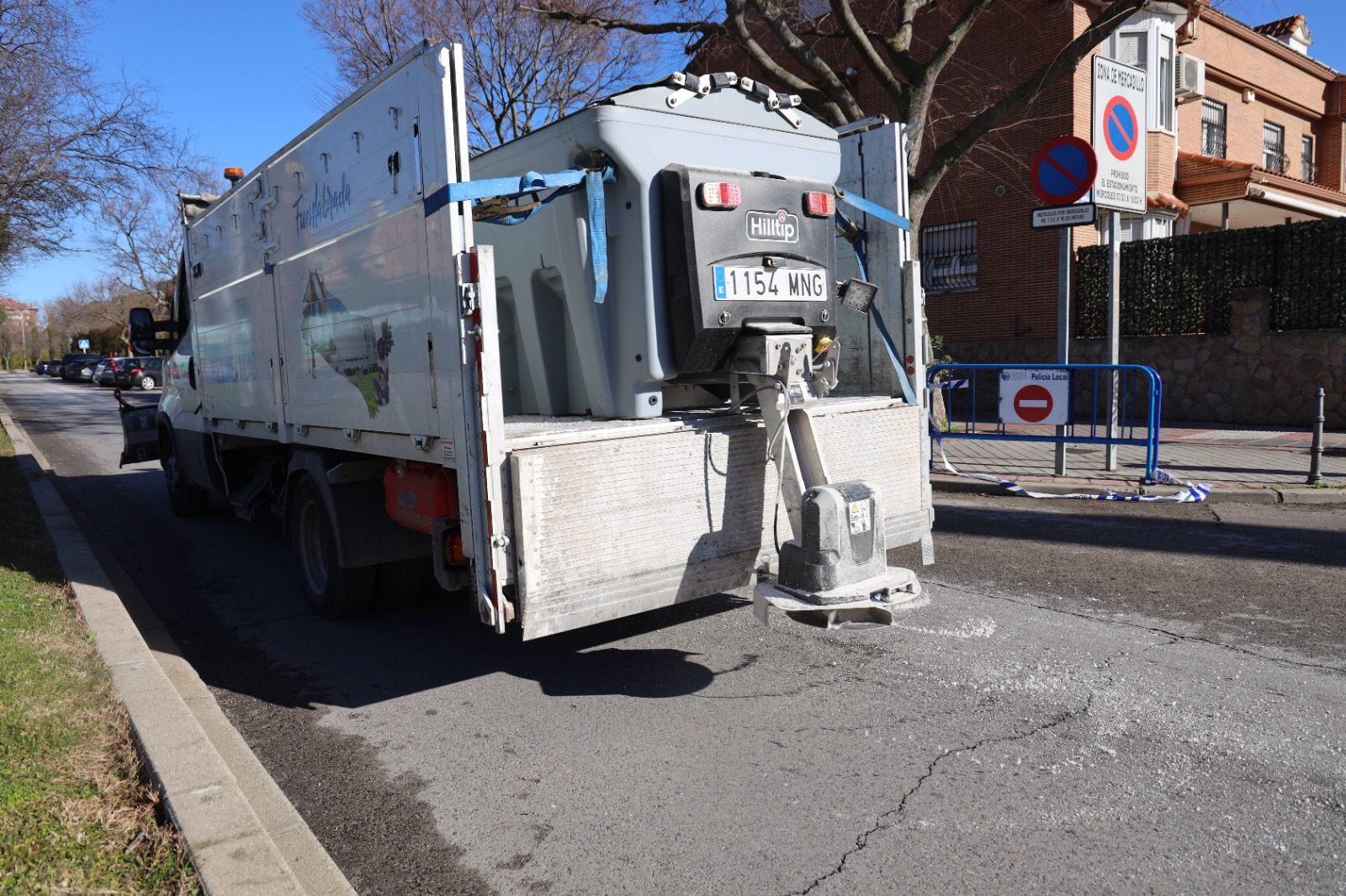 Máquina esparciendo sal contra las heladas