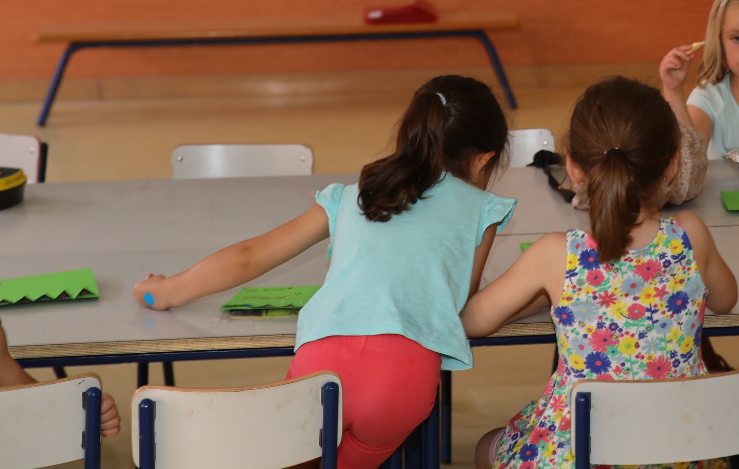 Dos niñas en un aula