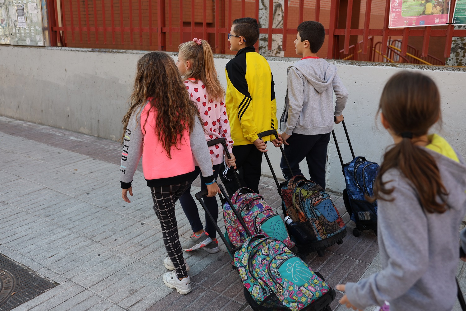 Escolares de camino a un centro educativo