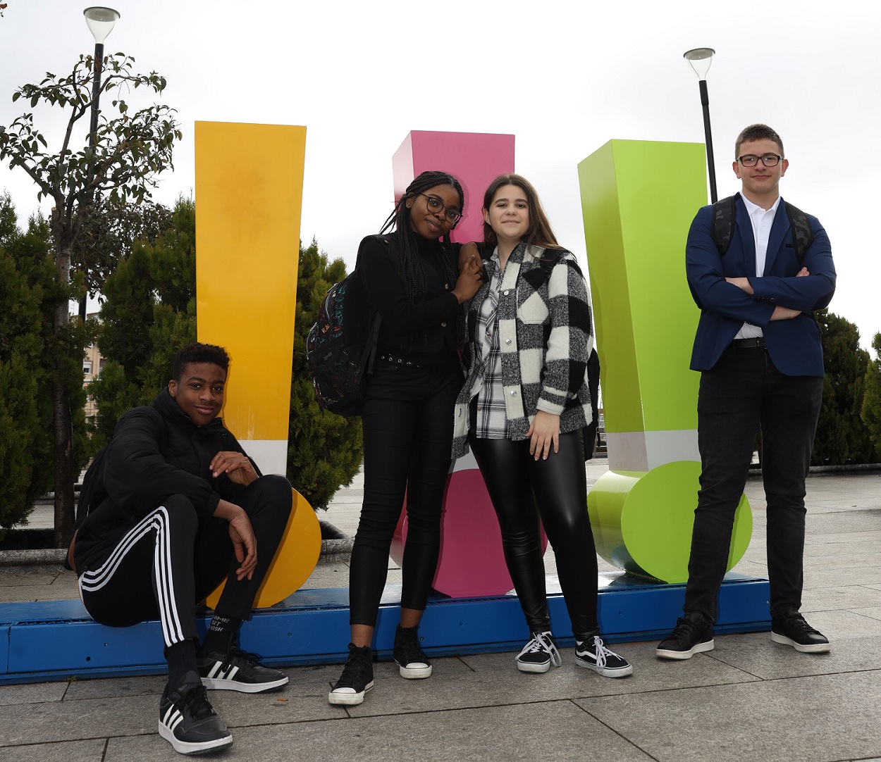 Jóvenes en la plaza de la Constitución