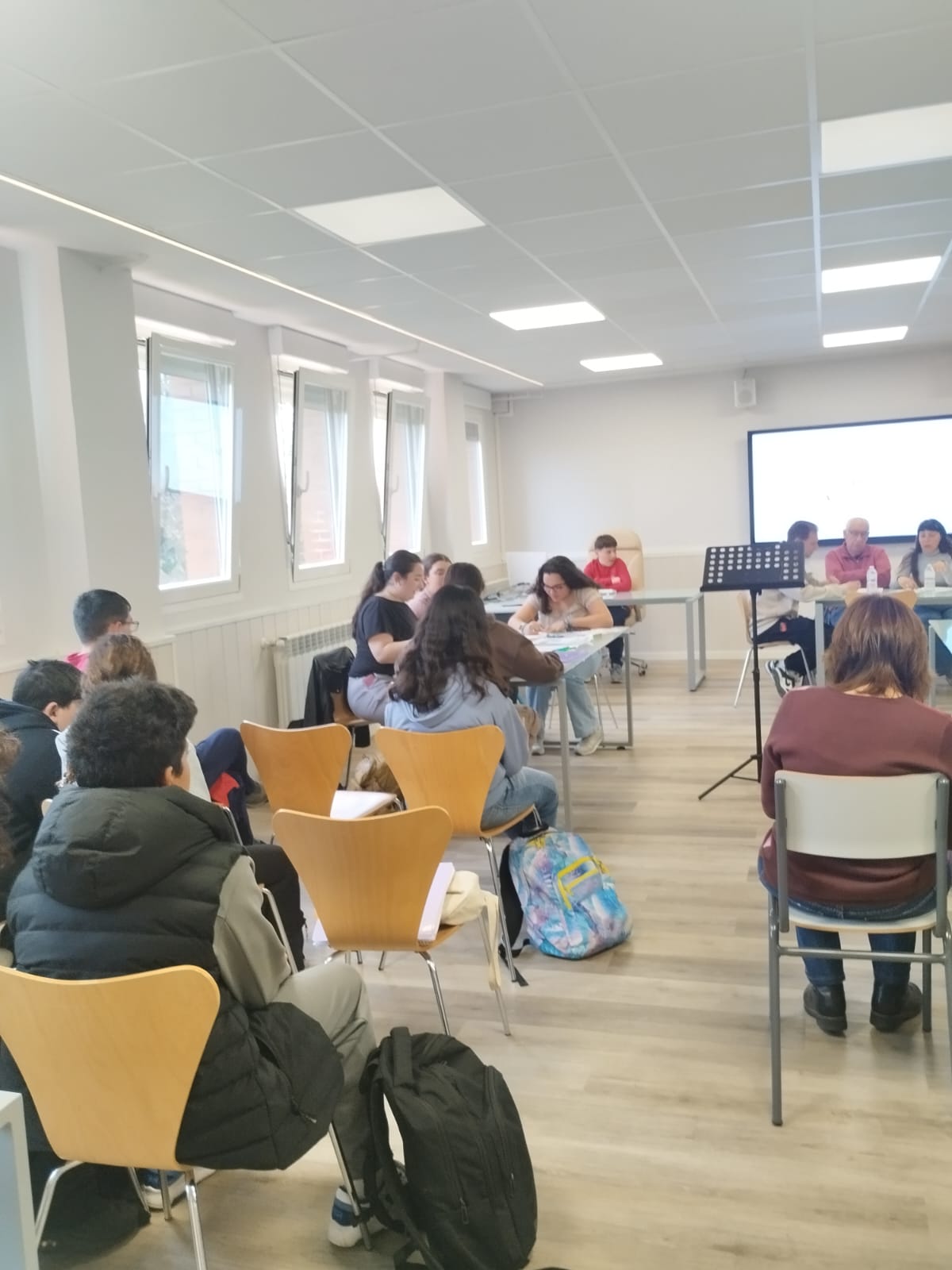 Adolescentes en el aula de un colegio