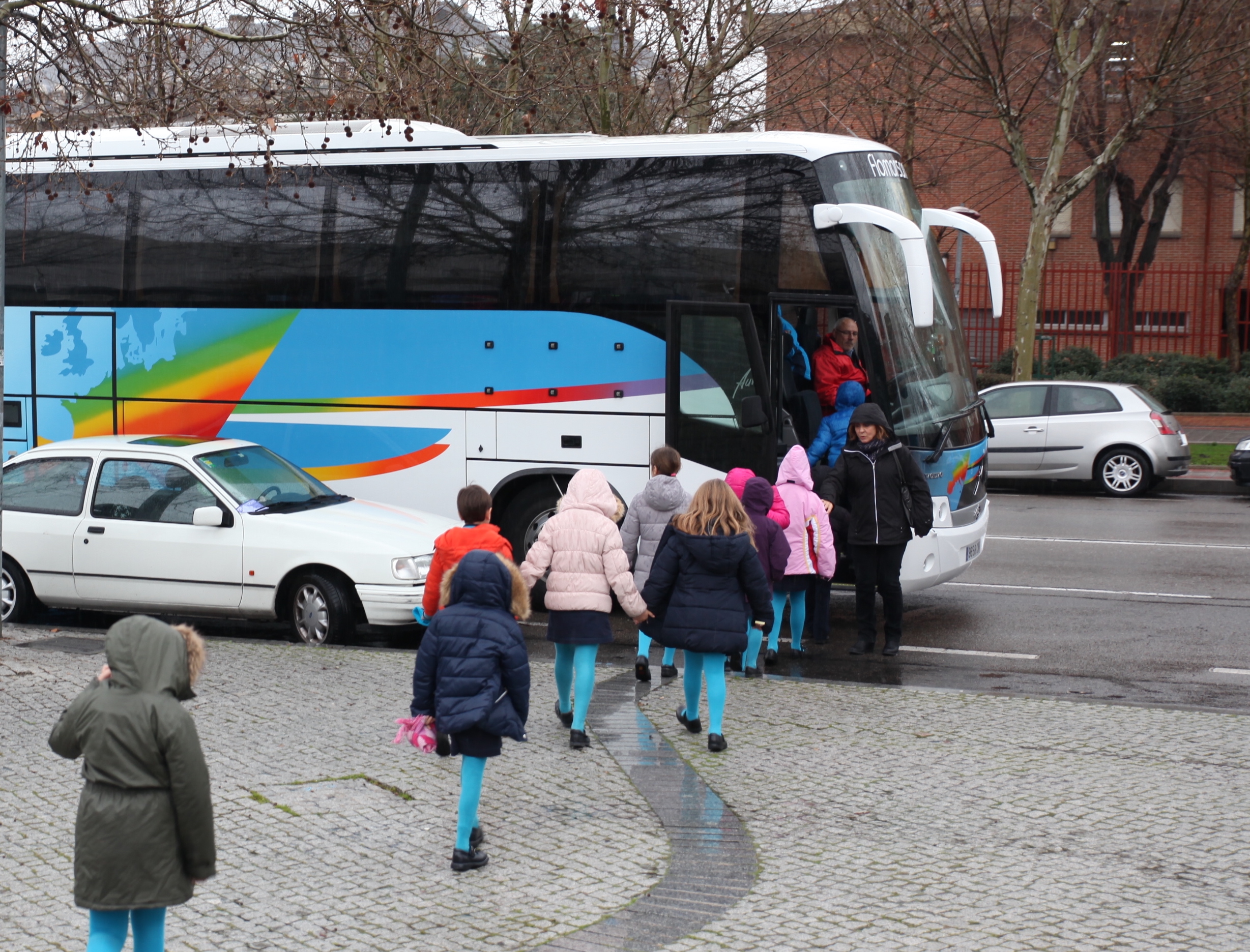 Niños y niñas suben a un autobús