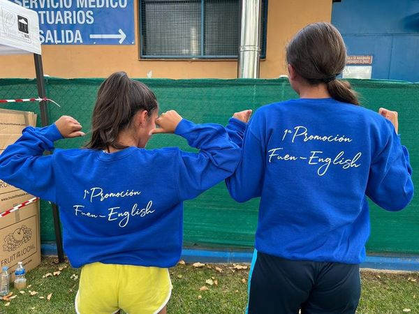 Dos chicas de la primera promoción del programa FuenEnglish