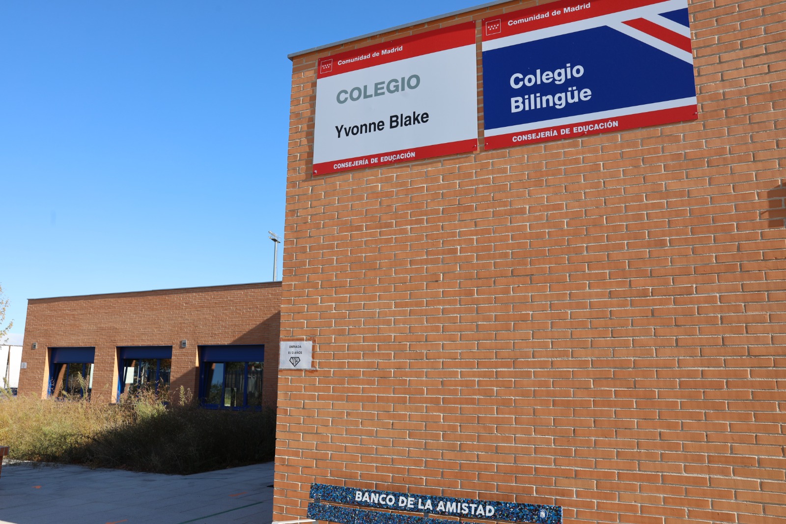 Fachada del colegio Yvonne Blake