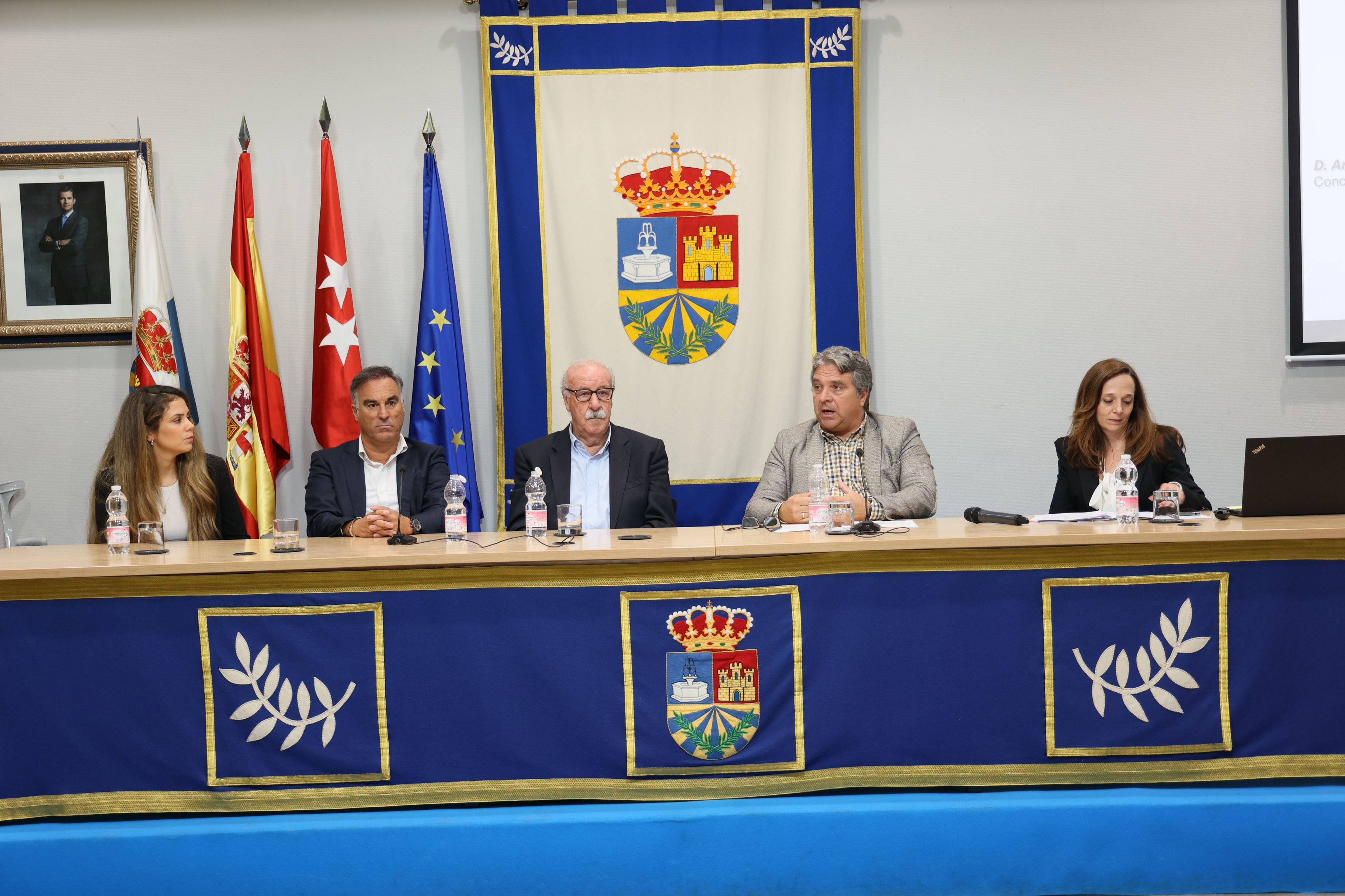 Vicente del Bosque junto al concejal de Personal y otras tres personas en una mesa 