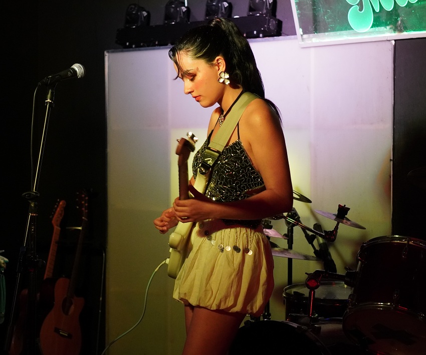 Kaminico con una guitarra en el escenario