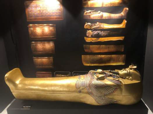 Imagen de un sarcófago egipcio en una exposición