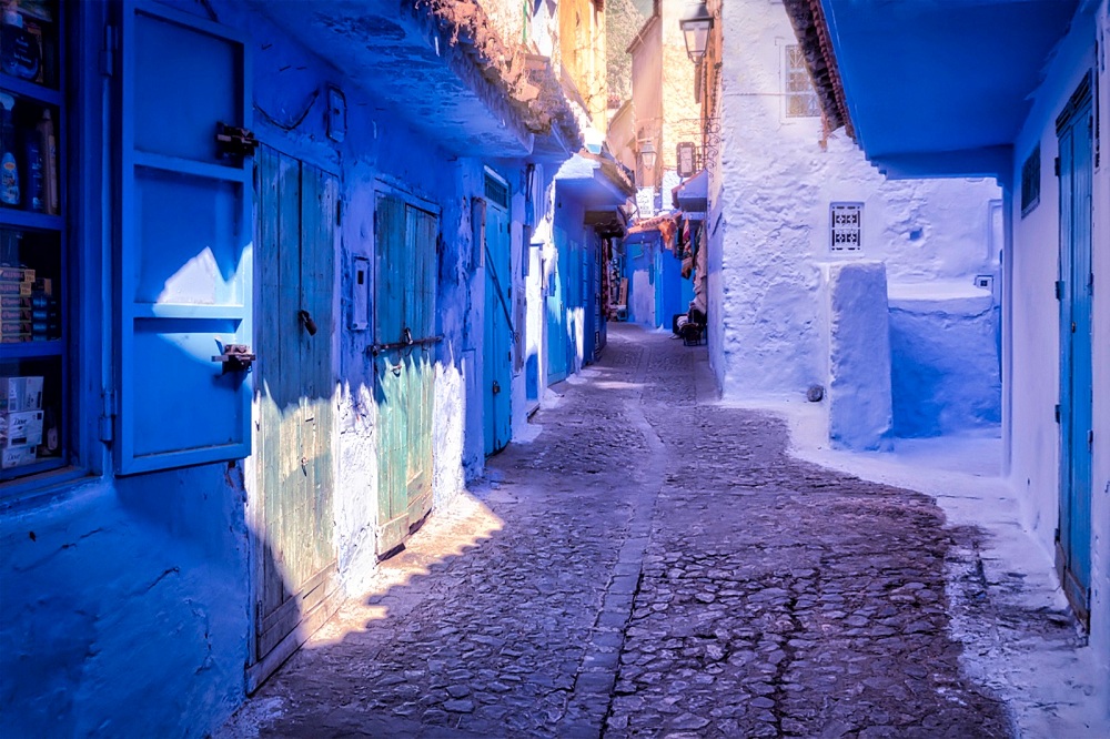 Fotografía de una calle encalada de un pueblo