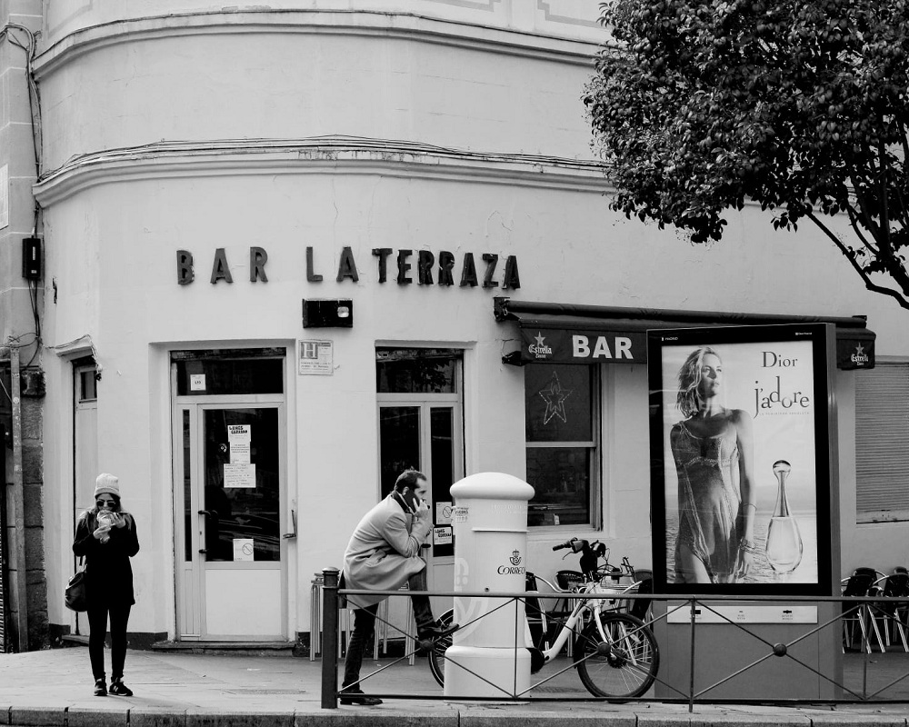 Fotografía de la fachada de un bar en blanco y negro