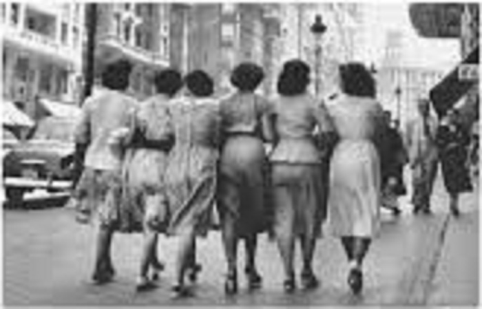 Imagen de mujeres caminando por la Gran Vía en los años 50