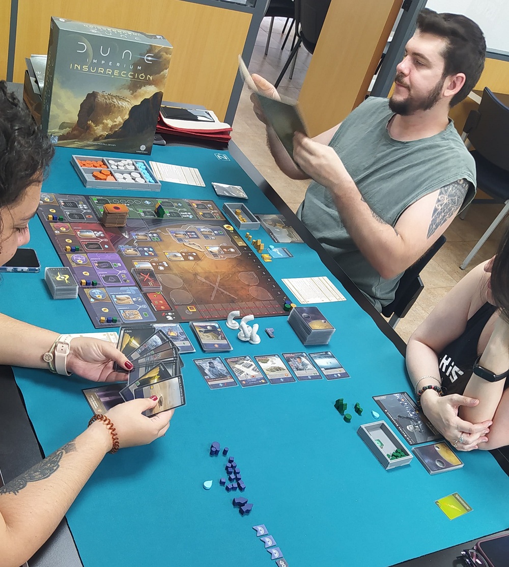 Personas jugando a un juego de mesa