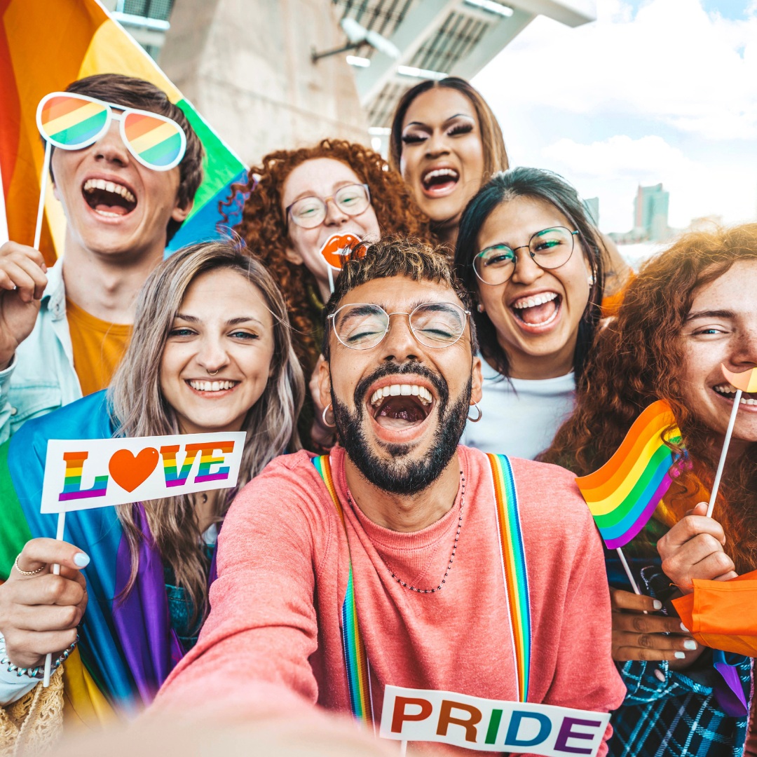 Grupo de jóvenes con banderas LGTBI