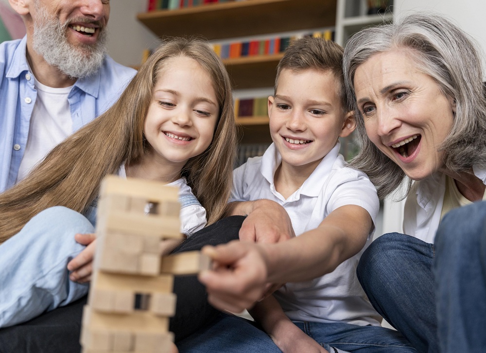 Una familia jugando a un juego de mesa