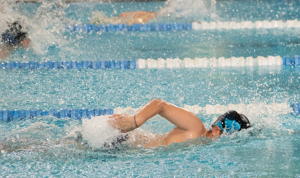 Niño nadando en una competición