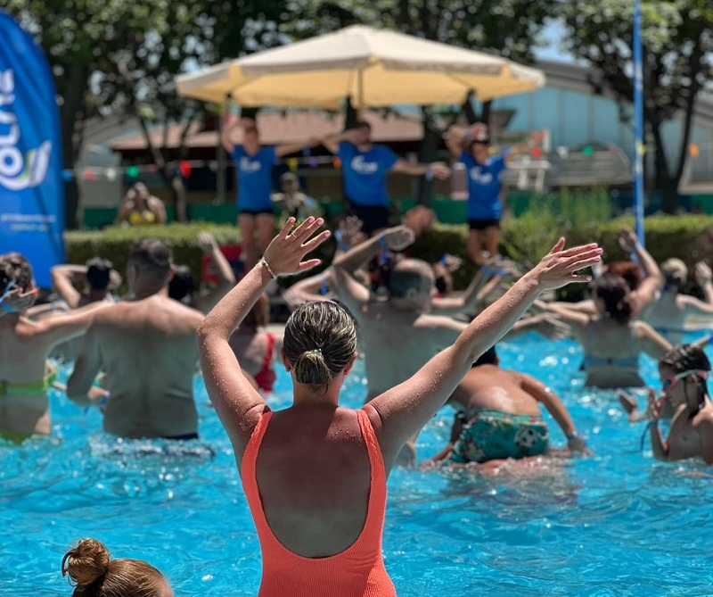 Personas bailando en una piscina