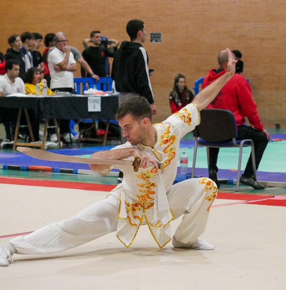 Un deportista en una exhibición de artes marciales chinas