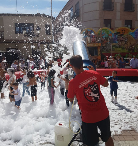 Niños delante de un cañón de espuma