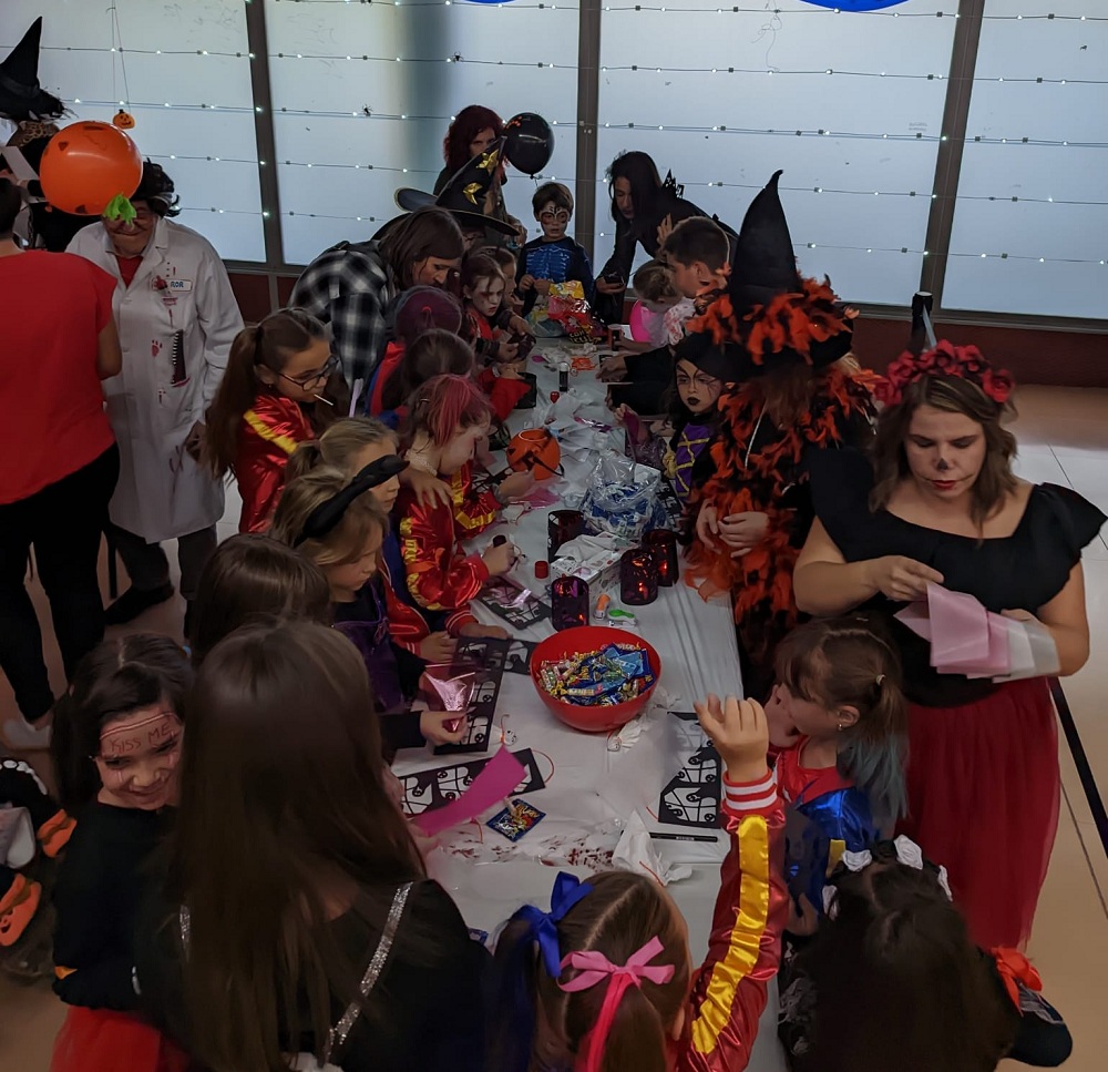 Niños y niñas en la fiesta de Halloween de Loranca