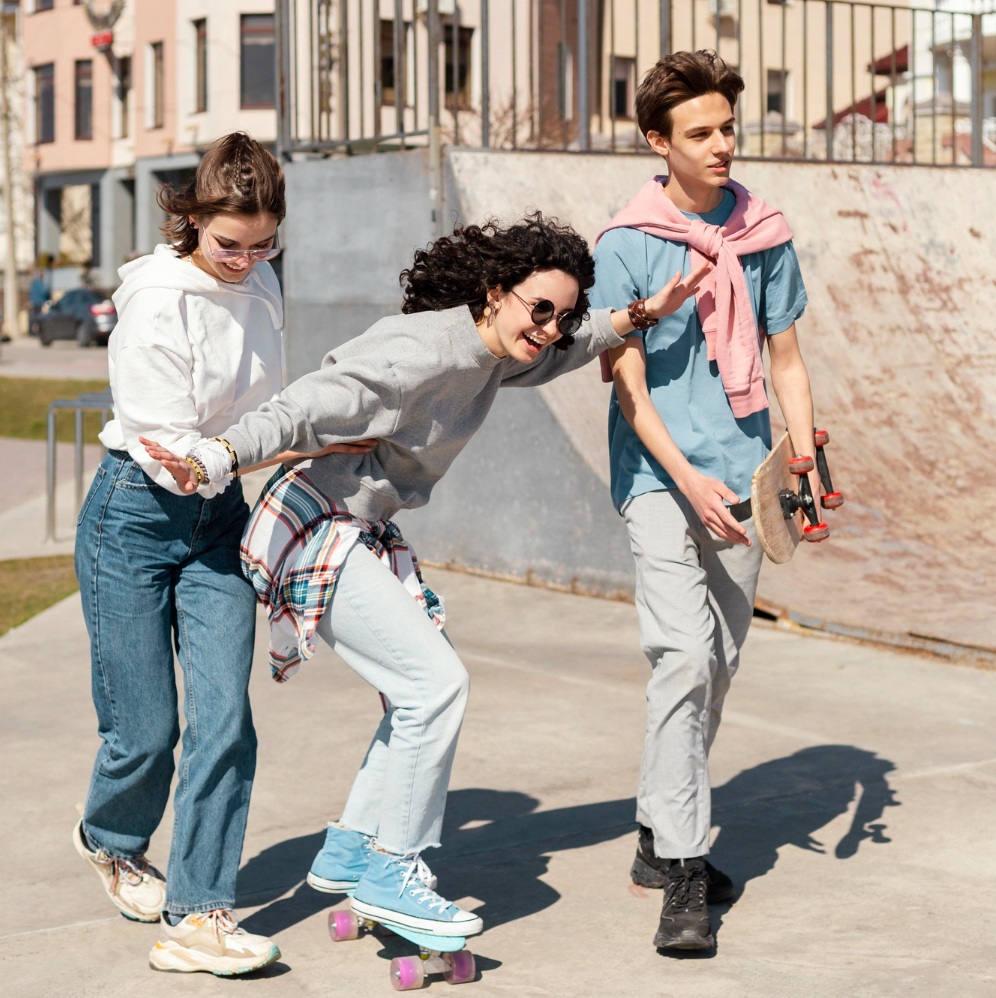 Tres jóvenes con monopatines