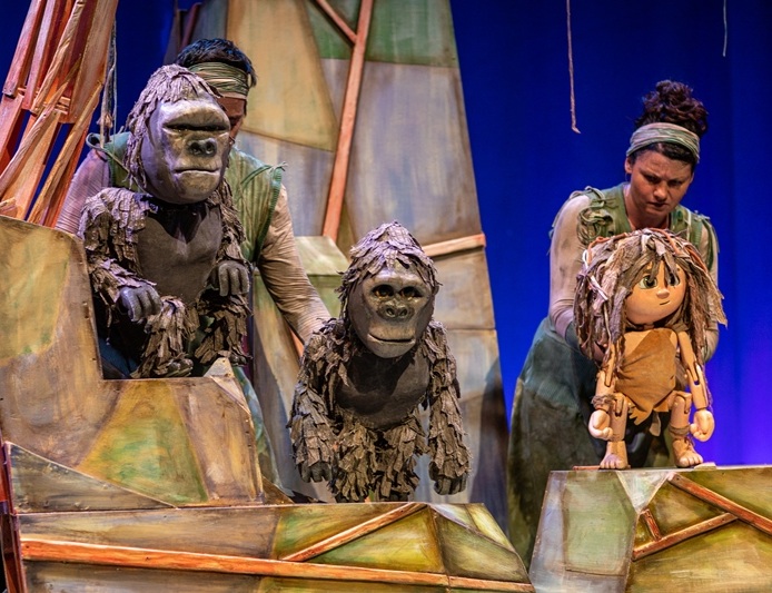 Un momento de la representación con títeres