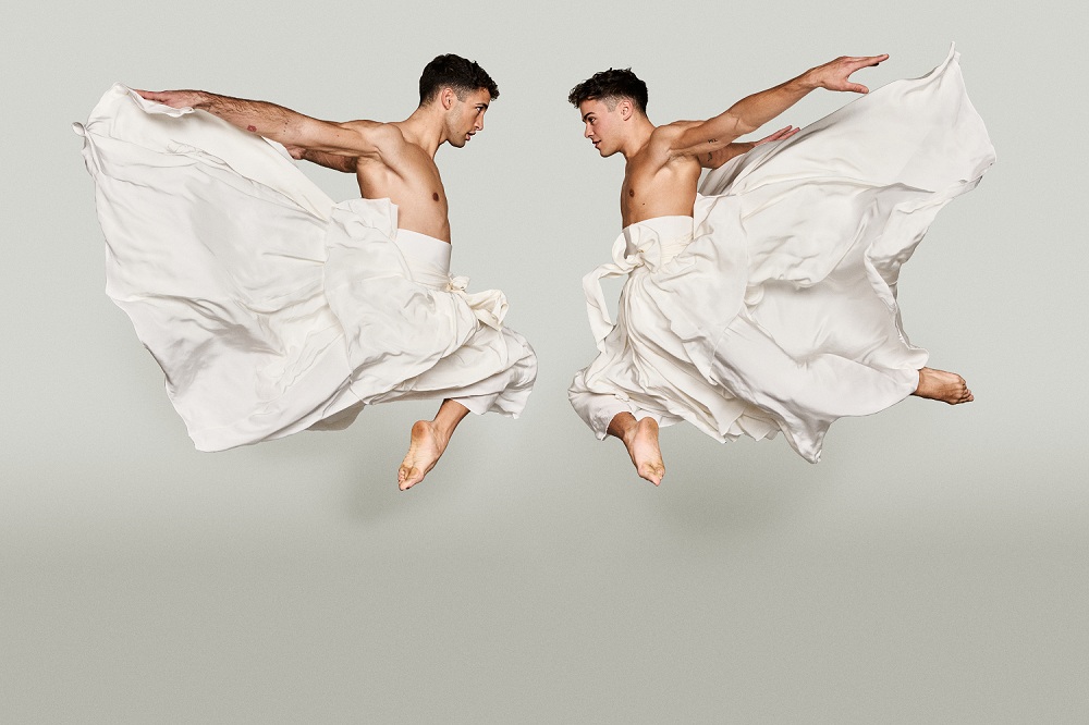 Dos bailarines en el aire