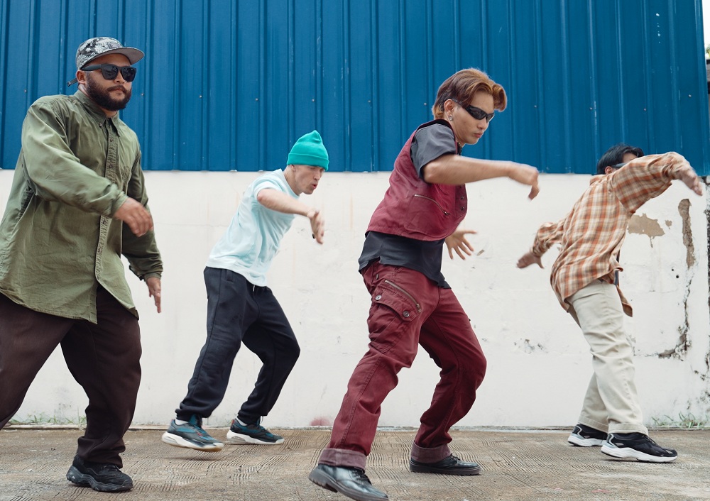 Grupo de chicos bailando en la calle