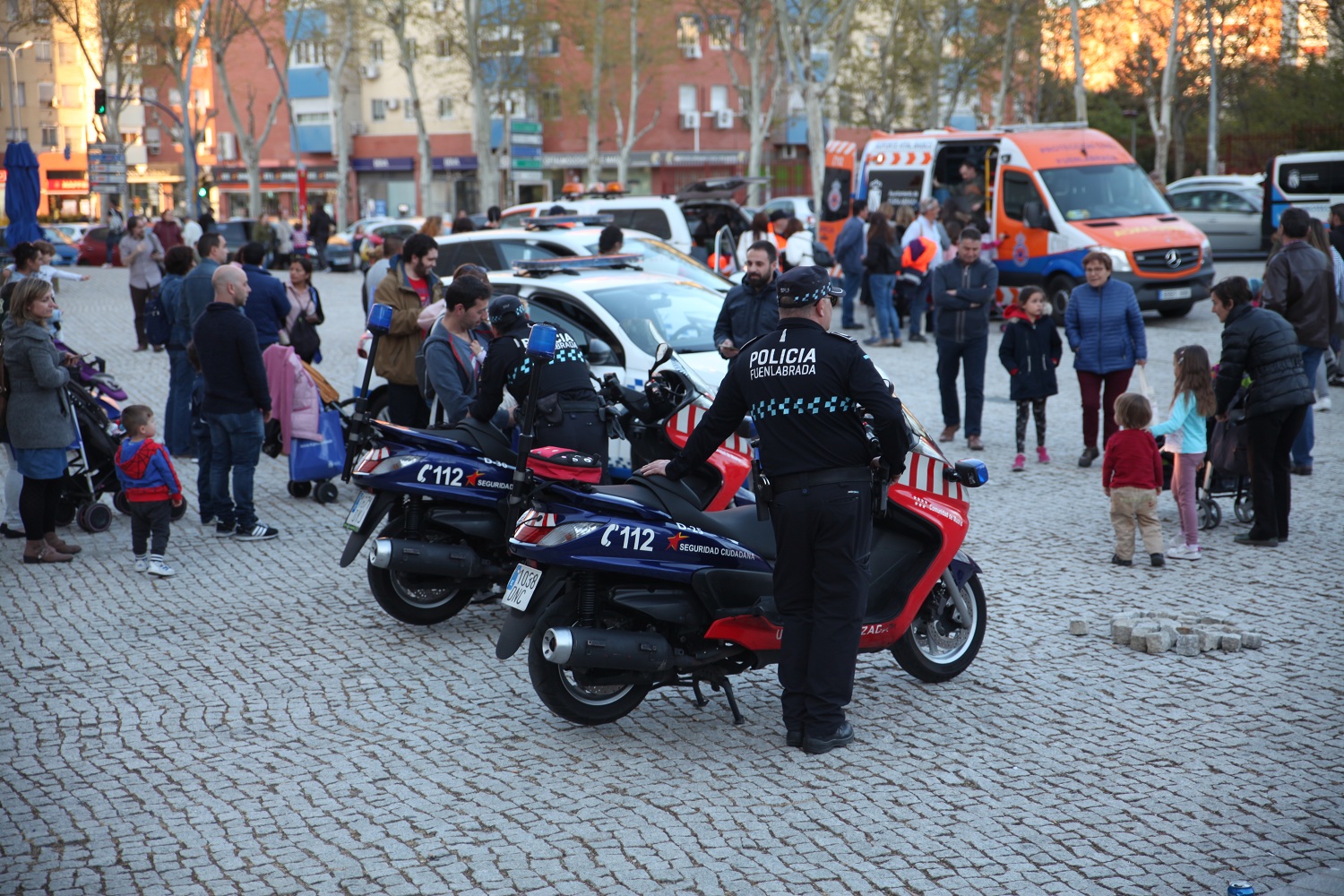 Policías y Protección Civil con niños