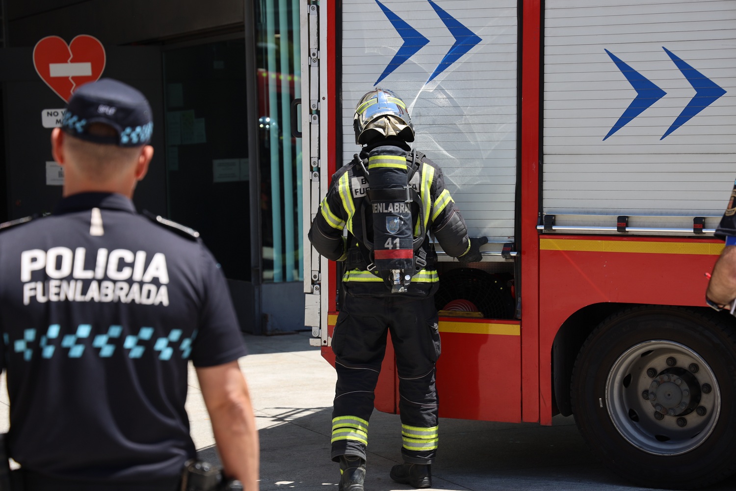 Bombero junto a un policía local de Fuenlabrada