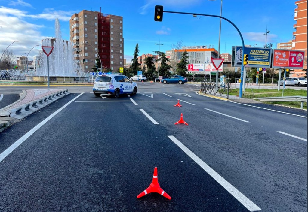Coche de Policía Local en un control en una rotonda