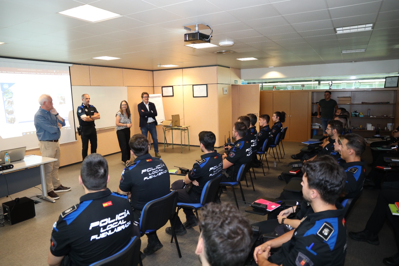 Los nuevos policías en una charla con el alcalde Javier Ayala