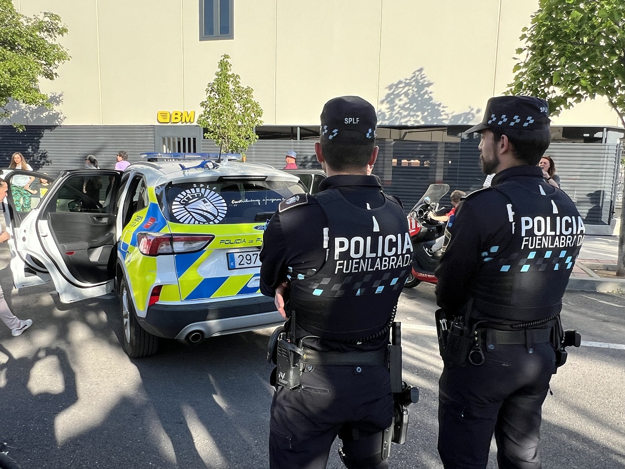 Dos policías locales de espaldas