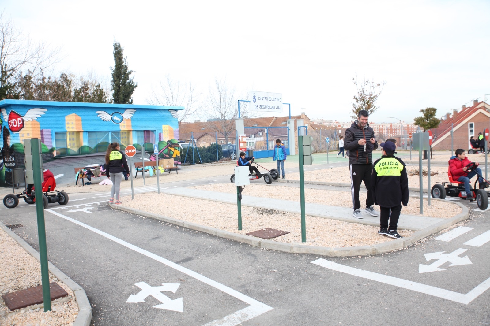 Imagen de archivo de escolares en el parque de educación vial 