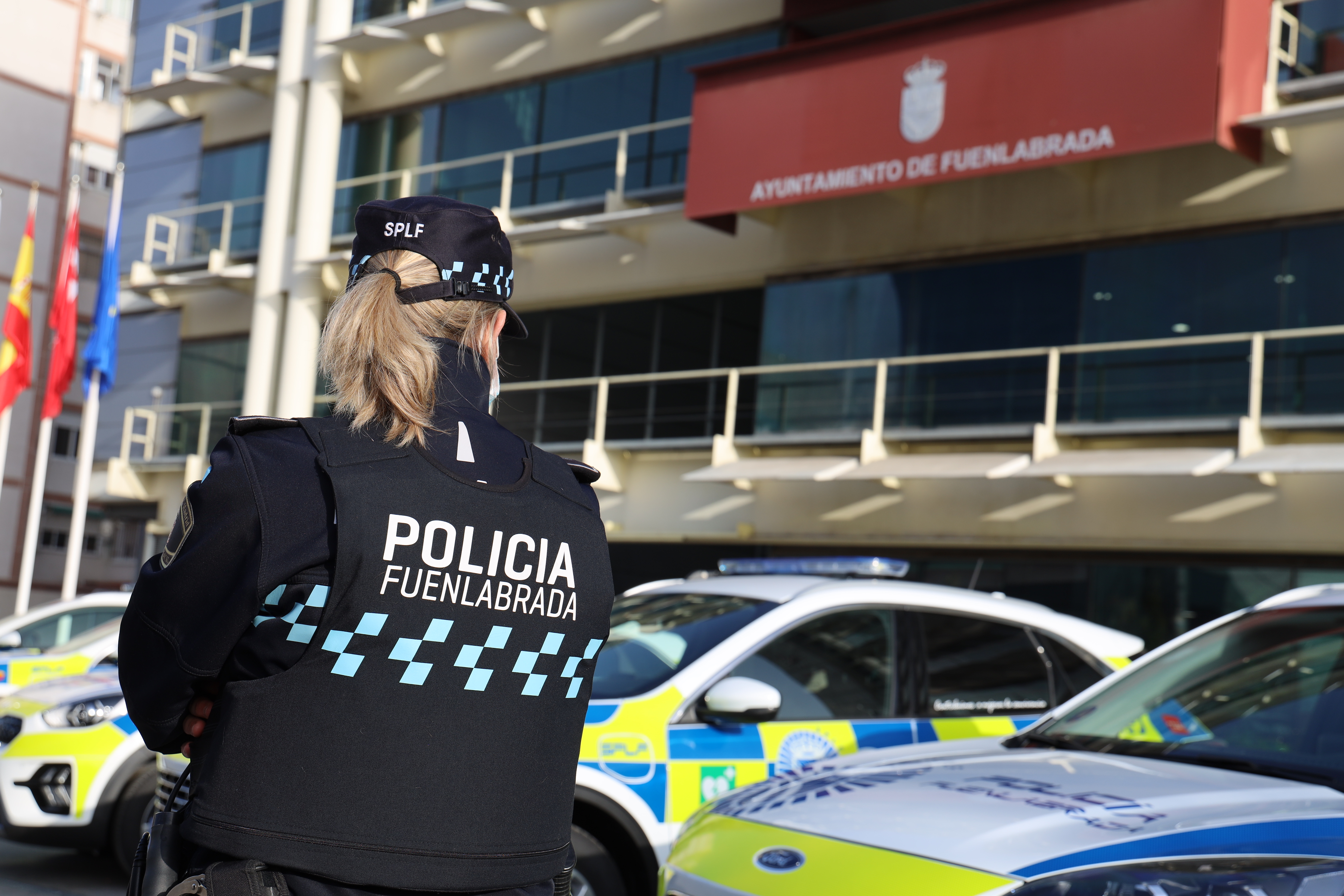 Imagen de una agente de Policía Local de Fuenlabrada de espaldas