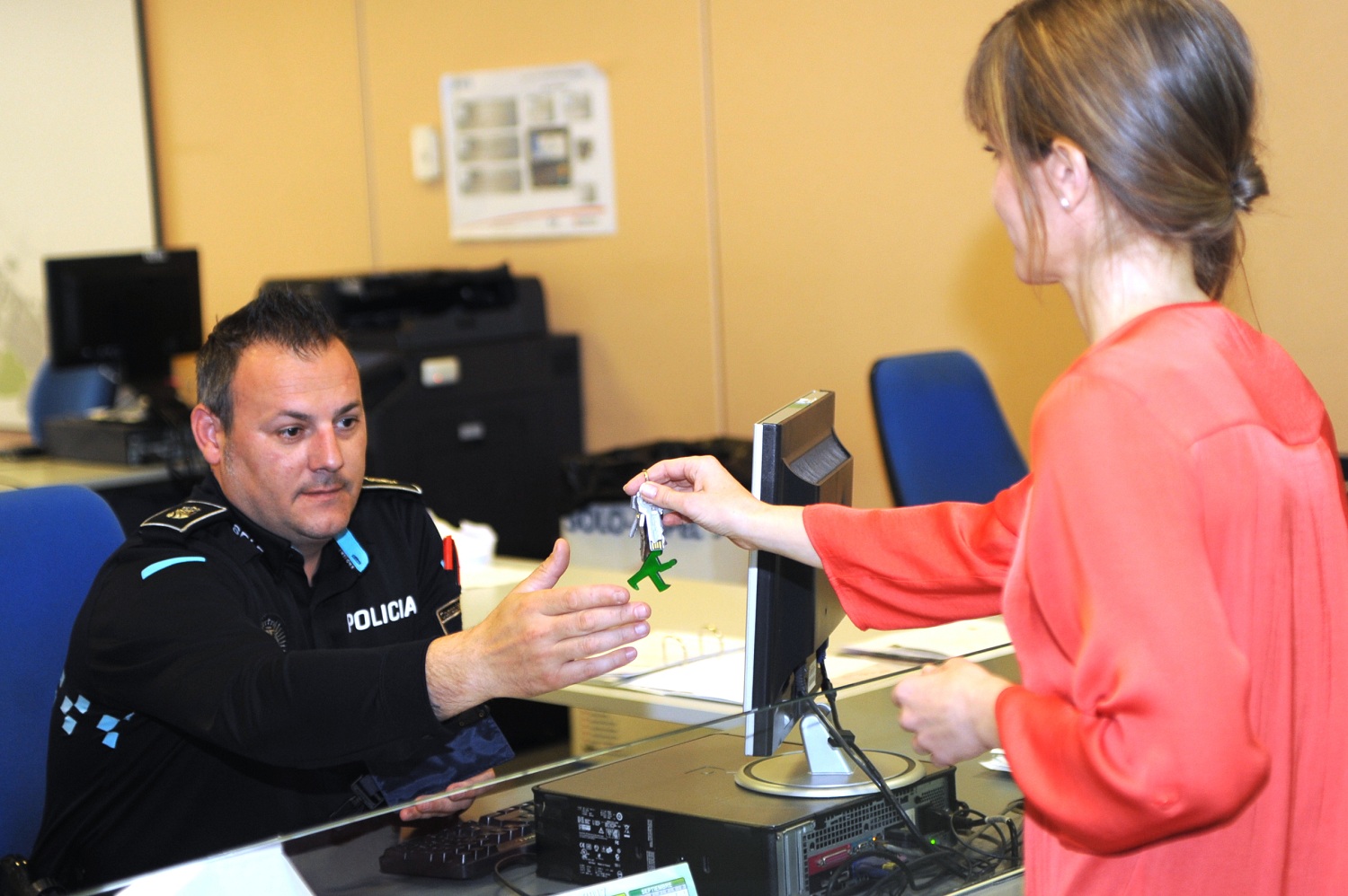 Policía Local recogiendo las llaves de una usuaria del servicio 'Vacaciones Tranquilas'