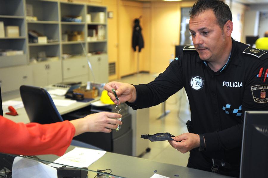 Una vecina entrega sus llaves a un agente