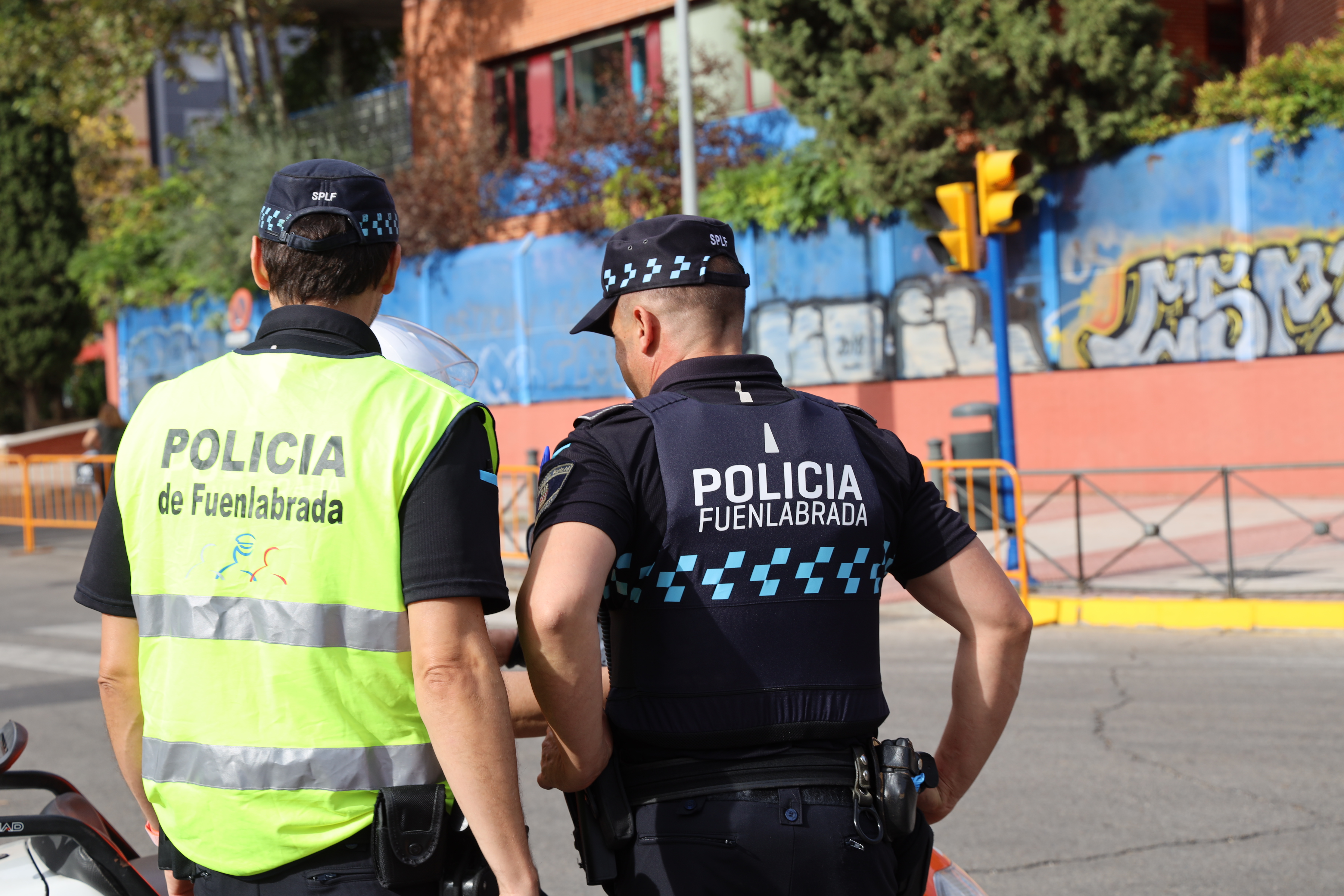 Dos policías locales de espaldas