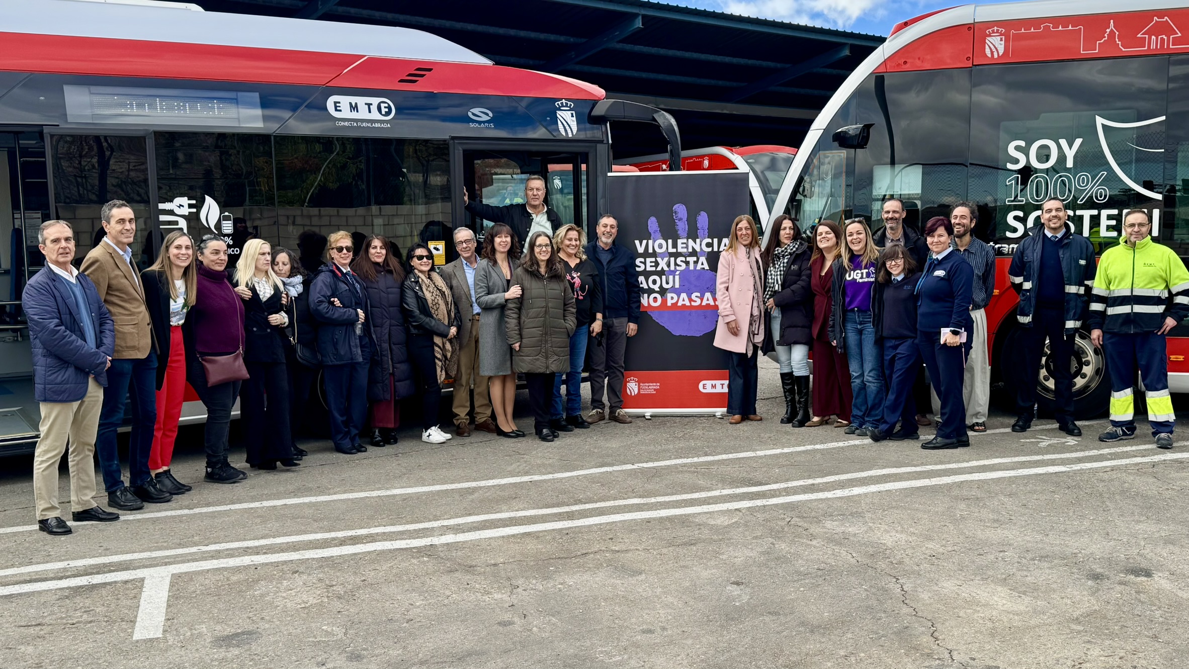 Responsables municipales y plantilla de la EMTF posan con el lema de la campaña