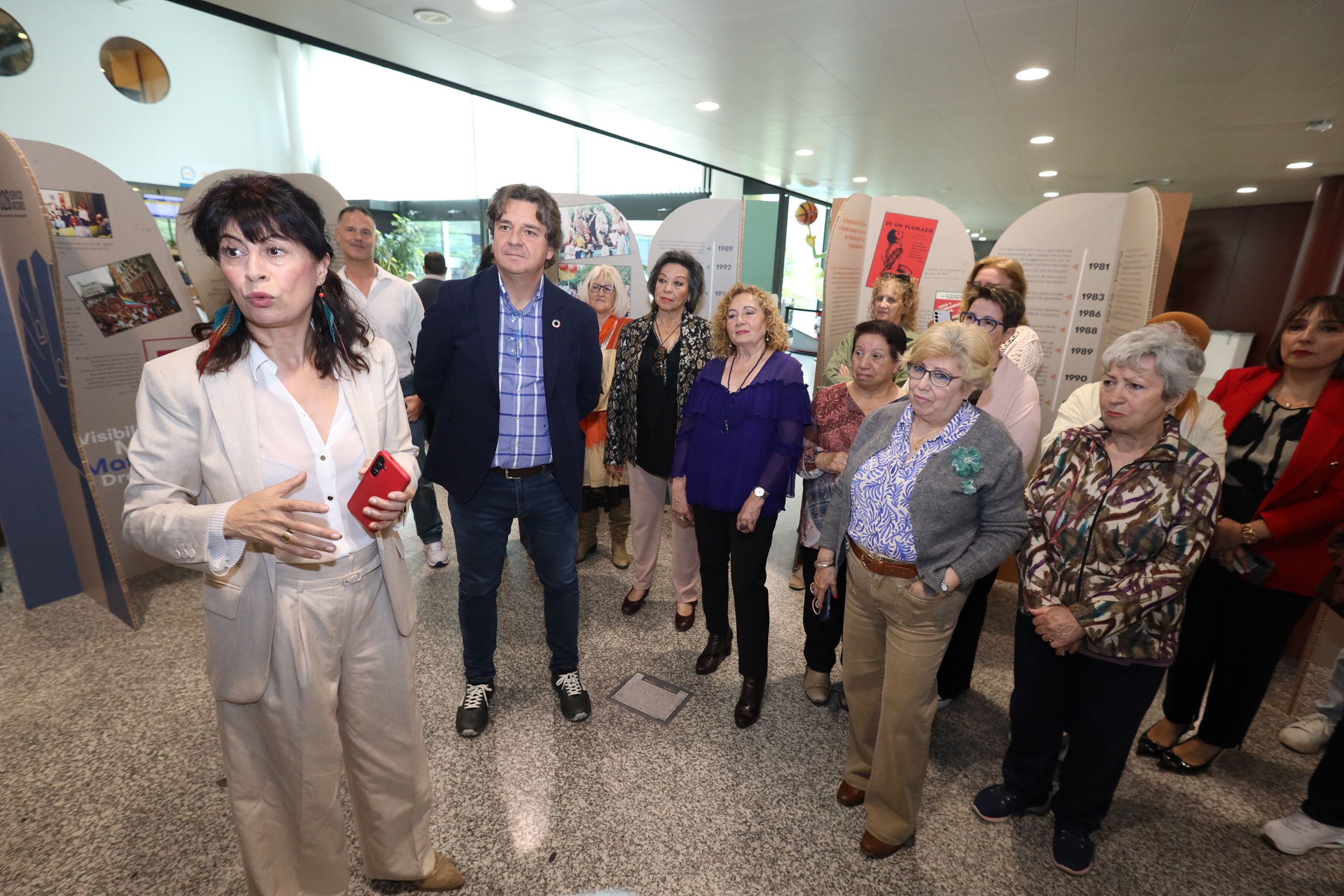 La ministra y el alcalde  visitando la exposición