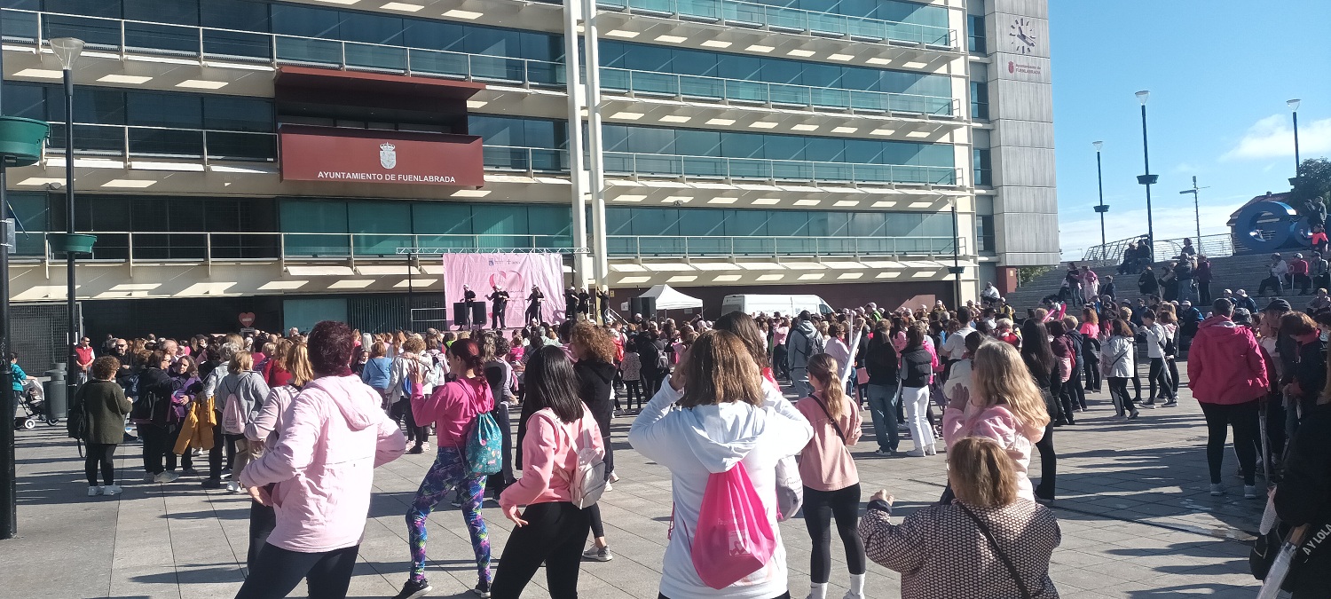 Fuenlabrada muestra su apoyo a mujeres afectadas por cancer de mama 13-10-2025