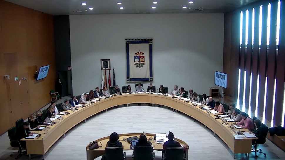Salón de plenos con los concejales y concejalas