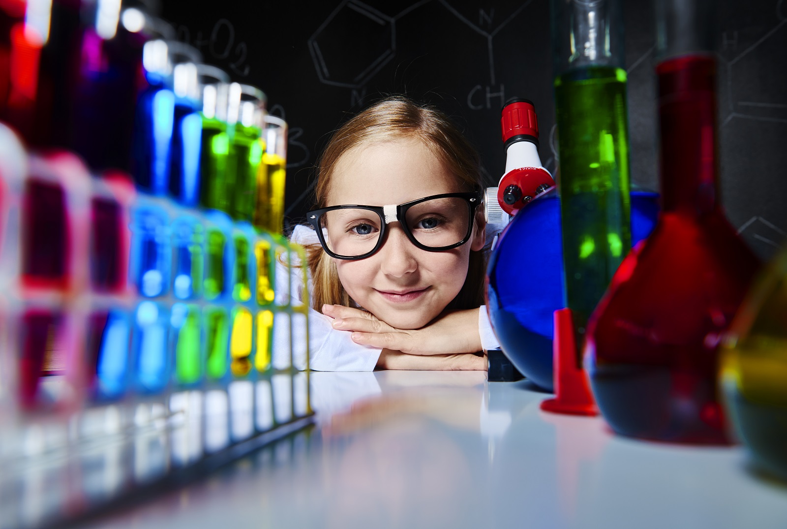 Ninas y ninos participan en un programa ludico para acercarles a la ciencia y la tecnologia